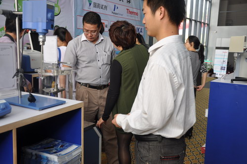 廠家為韓山師范老師講解儀器