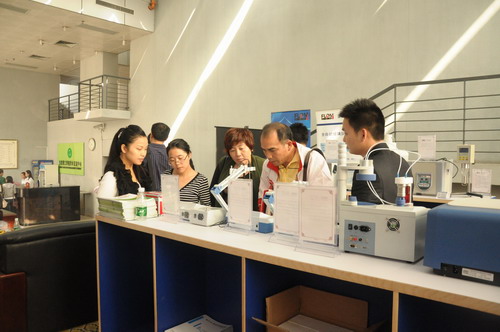 銘科技術專員為老師講解儀器