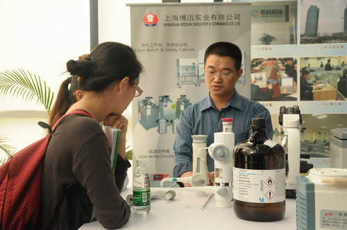 同學和廠家在研討儀器