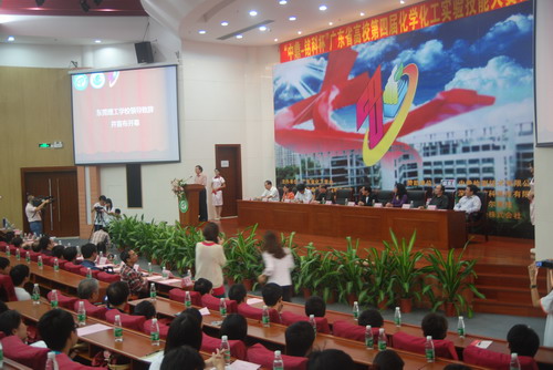 廣東省東莞理工學院副校長鄒曉平在演講