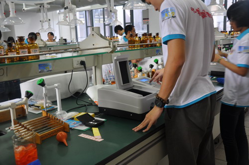 選手正在使用分光光度計做實驗