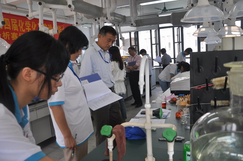 老師正在登記成績